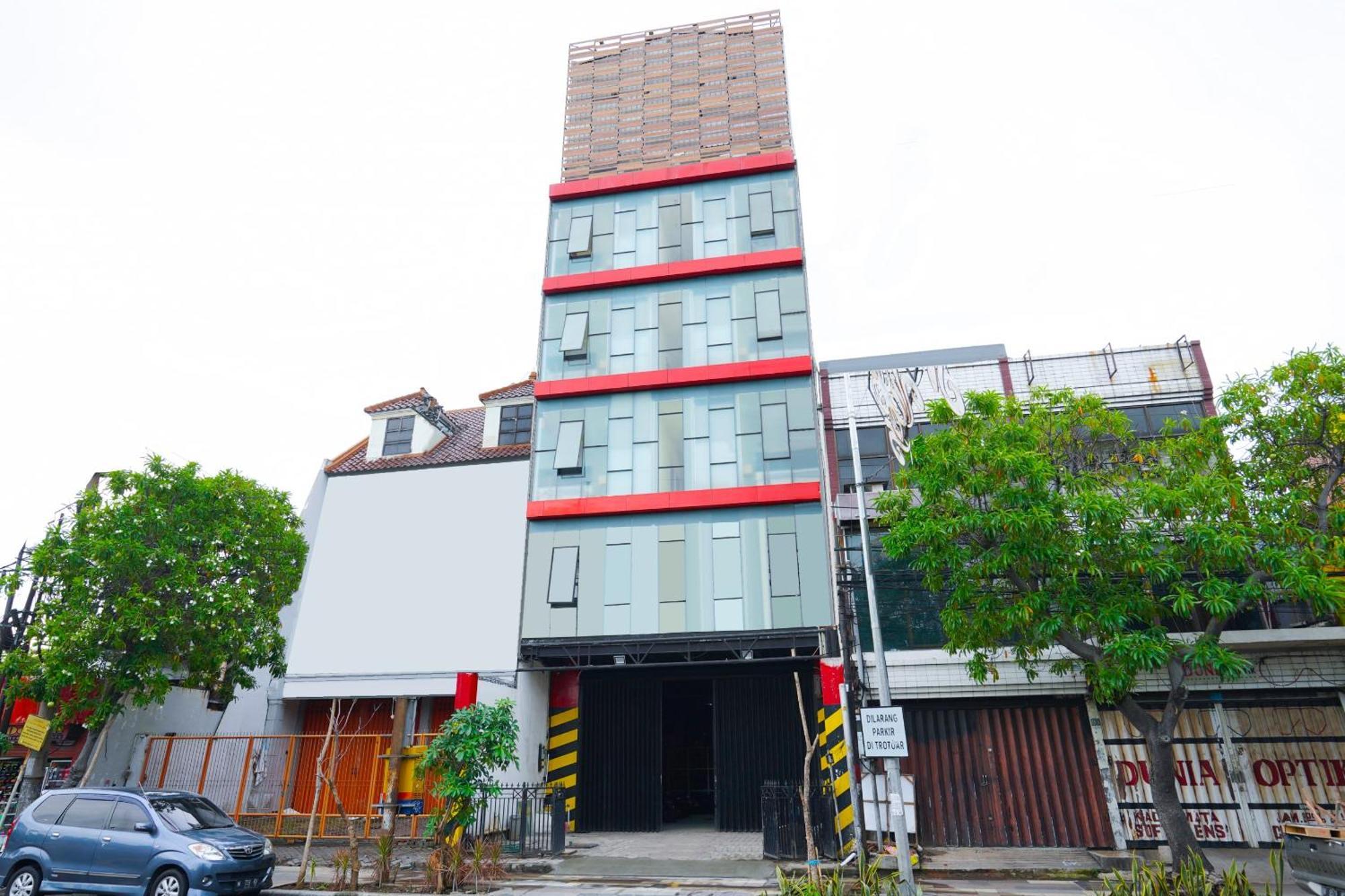 Oyo旗舰3688波特艺术酒店 泗水 外观 照片